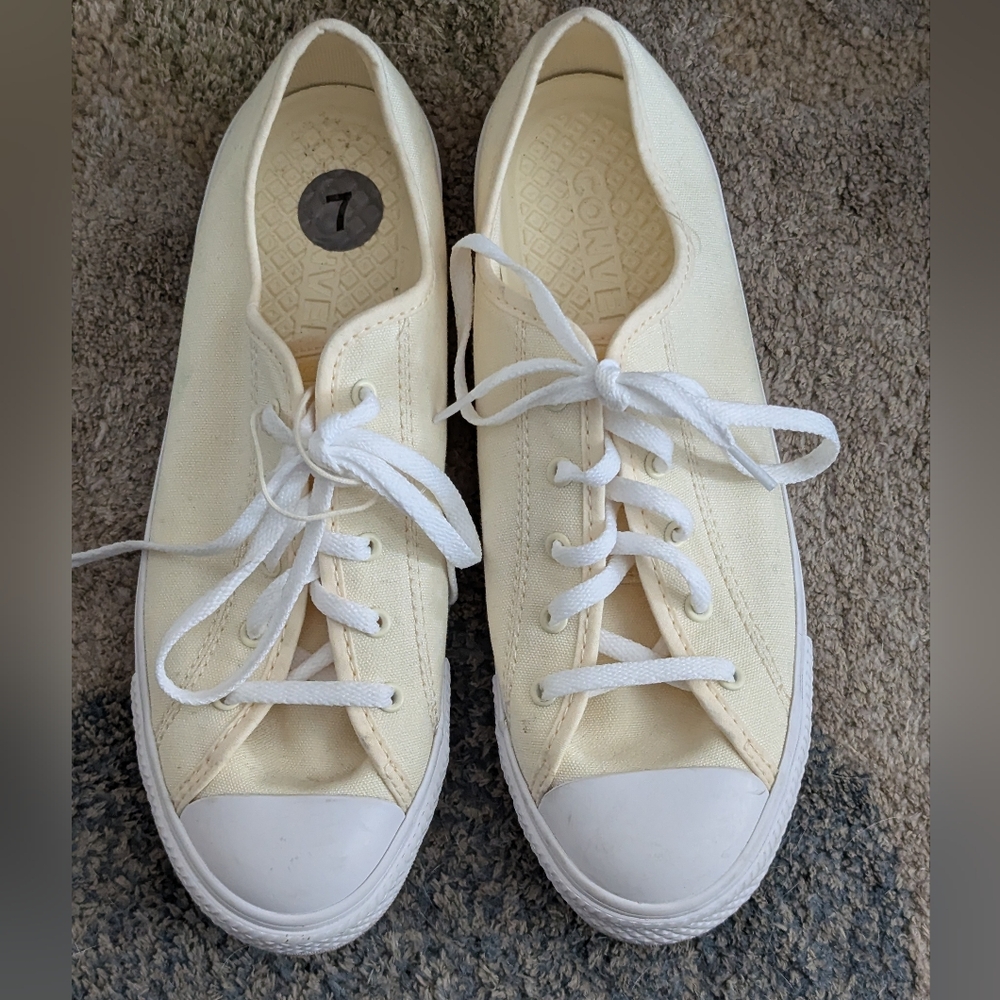 Converse All Stars New Pale Yellow Low Top Chucks Size 7